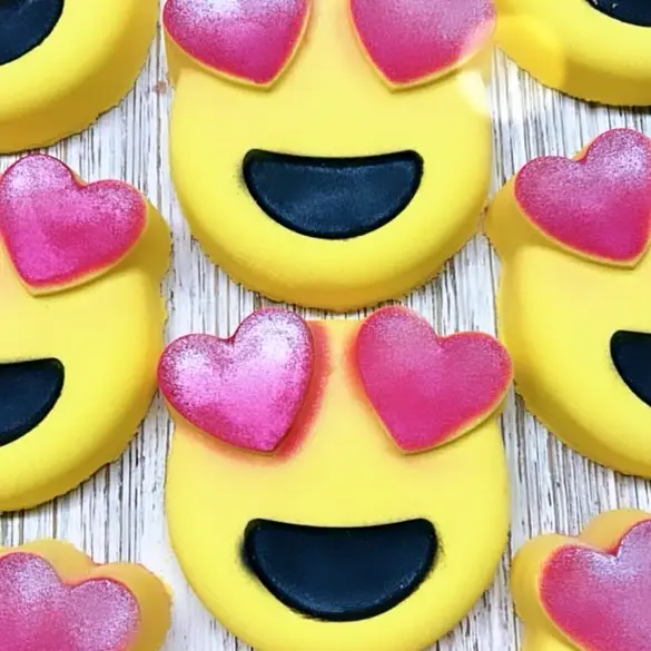Heart Eye Emoji Bath Bomb